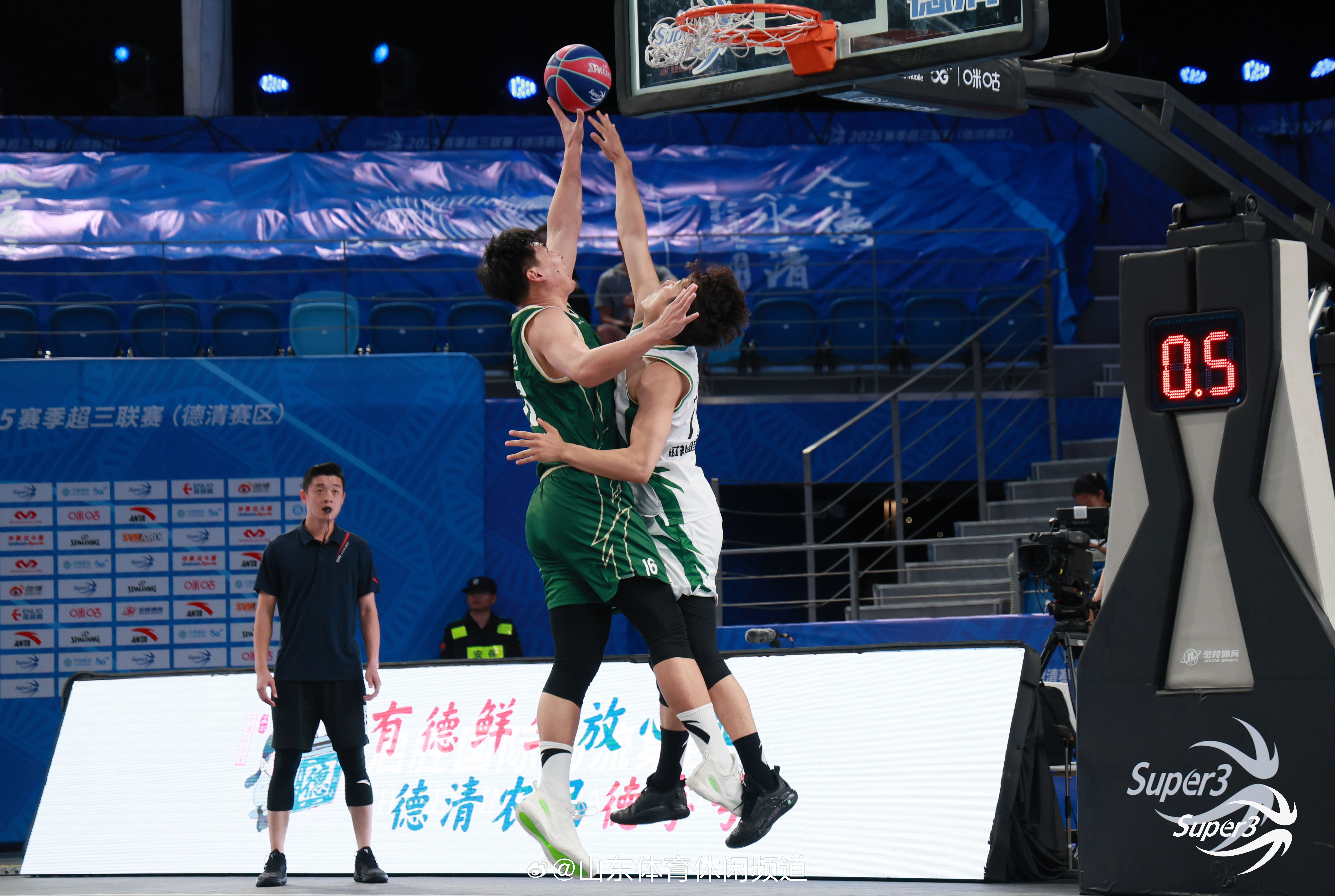 九游官方入口山东男篮训练开放日，集结日官宣签约引欢呼，NBA总决赛在即，身体对抗强度拉满的简单介绍